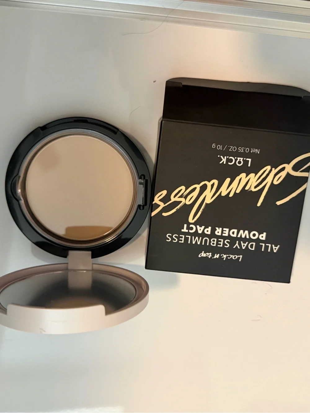 LOOk 'n' Top All Day Sebumless Powder Pact - Black Compact